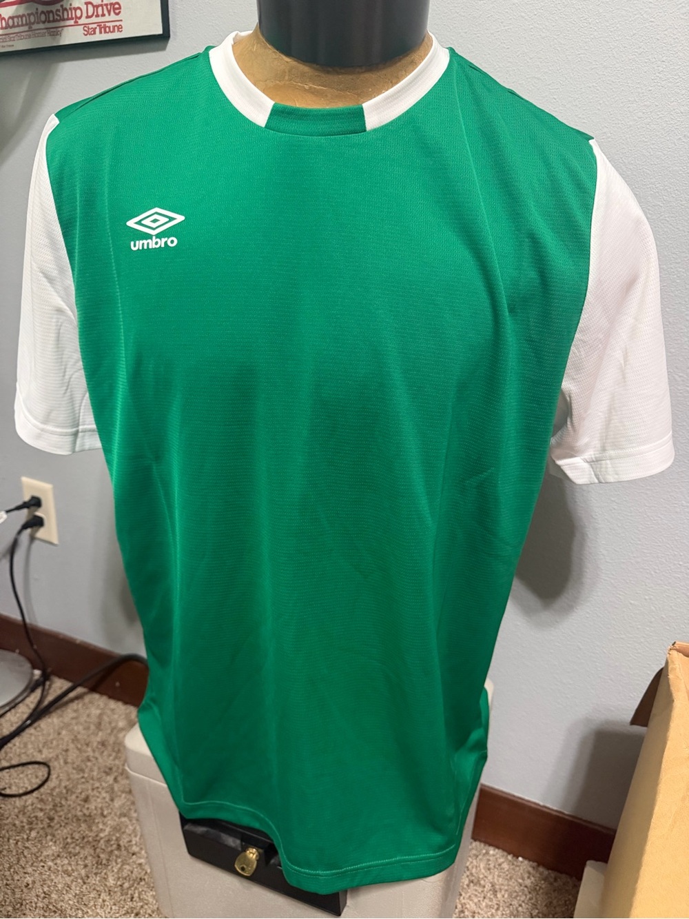 Umbro Premier Mens XL Green and White Short Sleeve Soccer Jersey